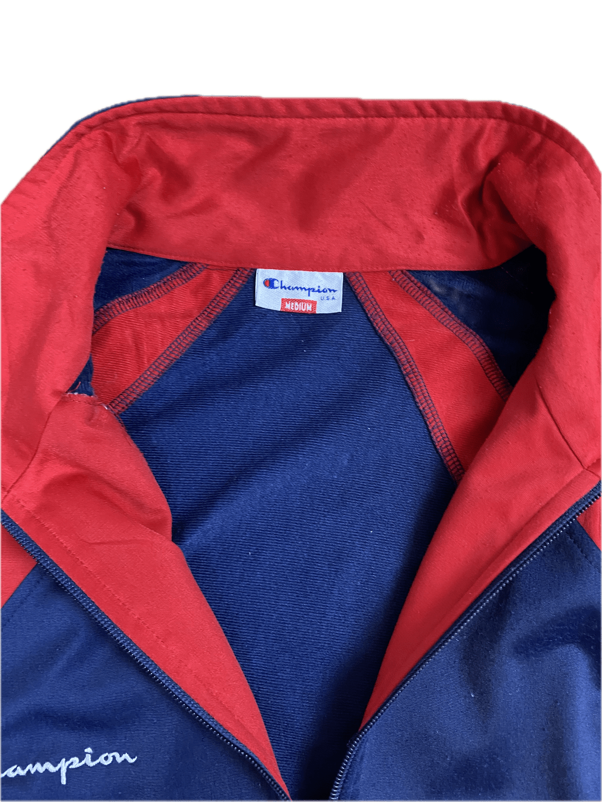 Vintage Champion Trainingsjacke Dunkelblau/Rot M - Klassische und Bequeme Jacke Vintage Klamotten, Secondhand Klamotten, Retro Mode, Nachhaltige Mode, Einzigartige Stücke, Zeitlose Mode, Umweltfreundliche Kleidung, Stilvolle Secondhand Mode, Hochwertige Vintage Kleidung