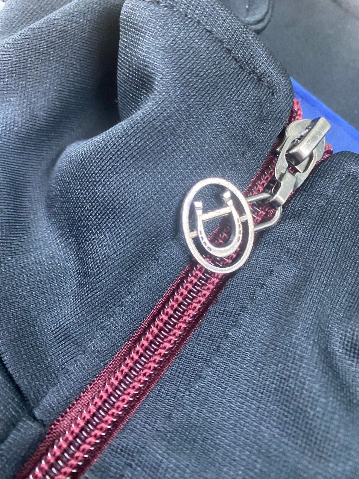 Vintage Dickies Trainingsjacke Schwarz/Rot/Weiß - Leichte Damen Sportjacke Vintage Klamotten, Secondhand Klamotten, Retro Mode, Nachhaltige Mode, Einzigartige Stücke, Zeitlose Mode, Umweltfreundliche Kleidung, Stilvolle Secondhand Mode, Hochwertige Vintage Kleidung