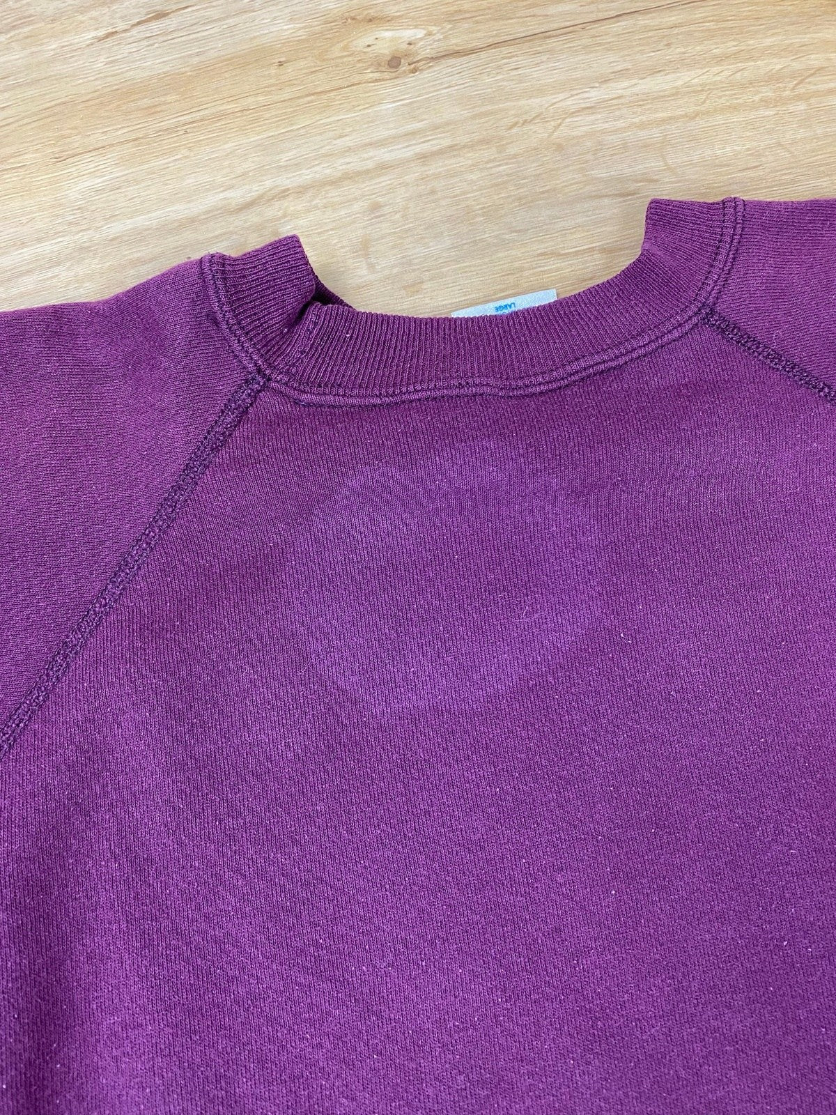 Vintage East Peoria Illinois Sweater Weinrot L - Klassischer und Bequemer Sweater Vintage Klamotten, Secondhand Klamotten, Retro Mode, Nachhaltige Mode, Einzigartige Stücke, Zeitlose Mode, Umweltfreundliche Kleidung, Stilvolle Secondhand Mode, Hochwertige Vintage Kleidung