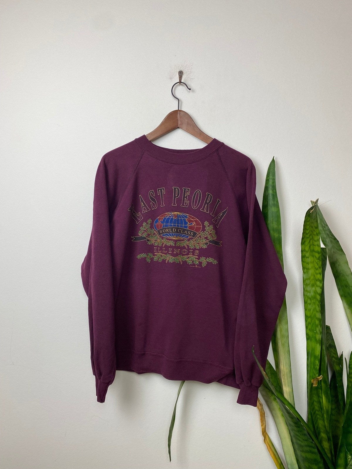 Vintage East Peoria Illinois Sweater Weinrot L - Klassischer und Bequemer Sweater Vintage Klamotten, Secondhand Klamotten, Retro Mode, Nachhaltige Mode, Einzigartige Stücke, Zeitlose Mode, Umweltfreundliche Kleidung, Stilvolle Secondhand Mode, Hochwertige Vintage Kleidung