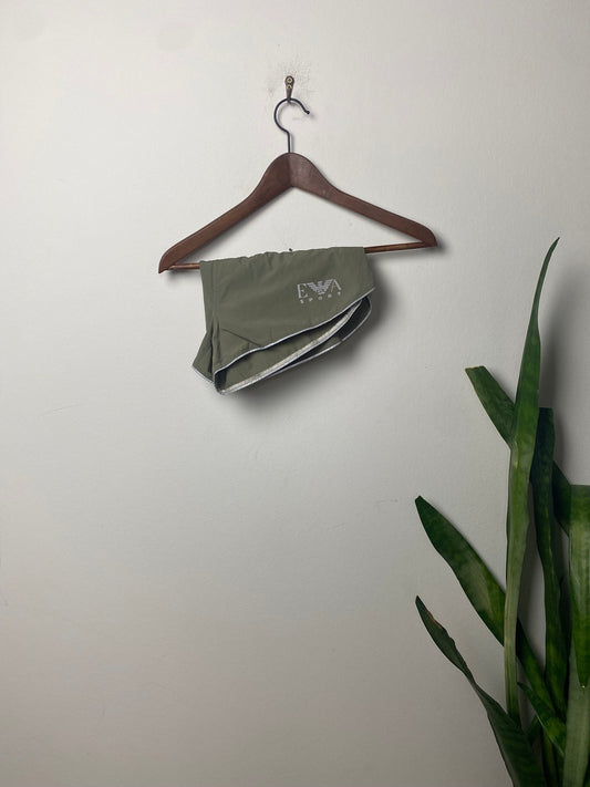 Vintage Emporio Armani Shorts Hotpants Khaki M - Stylische und Bequeme Shorts Vintage Klamotten, Secondhand Klamotten, Retro Mode, Nachhaltige Mode, Einzigartige Stücke, Zeitlose Mode, Umweltfreundliche Kleidung, Stilvolle Secondhand Mode, Hochwertige Vintage Kleidung