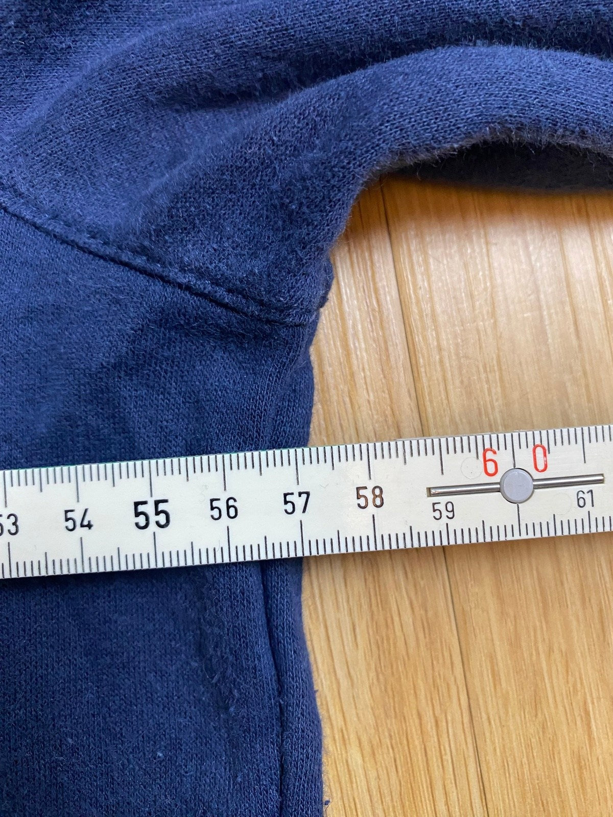 Vintage FILA Hoodie Dunkelblau S - Klassischer und Bequemer Hoodie Vintage Klamotten, Secondhand Klamotten, Retro Mode, Nachhaltige Mode, Einzigartige Stücke, Zeitlose Mode, Umweltfreundliche Kleidung, Stilvolle Secondhand Mode, Hochwertige Vintage Kleidung