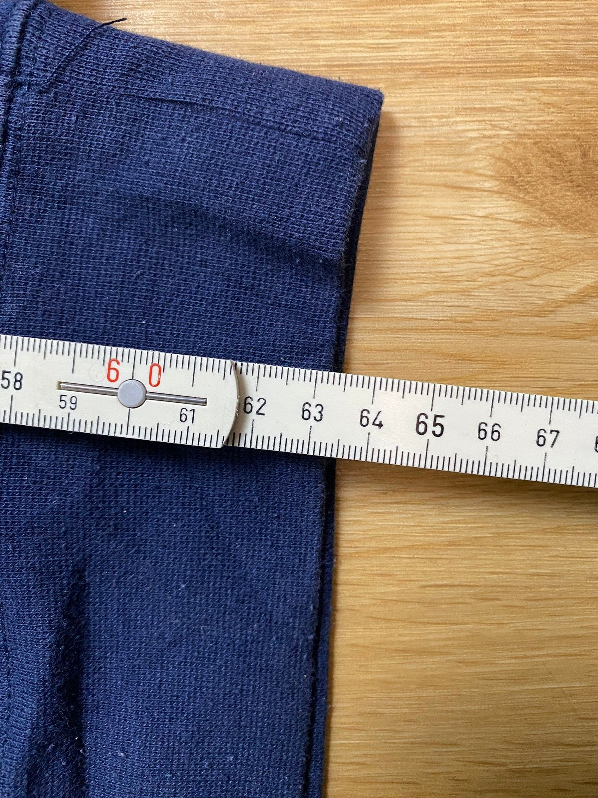 Vintage FILA Hoodie Dunkelblau S - Klassischer und Bequemer Hoodie Vintage Klamotten, Secondhand Klamotten, Retro Mode, Nachhaltige Mode, Einzigartige Stücke, Zeitlose Mode, Umweltfreundliche Kleidung, Stilvolle Secondhand Mode, Hochwertige Vintage Kleidung