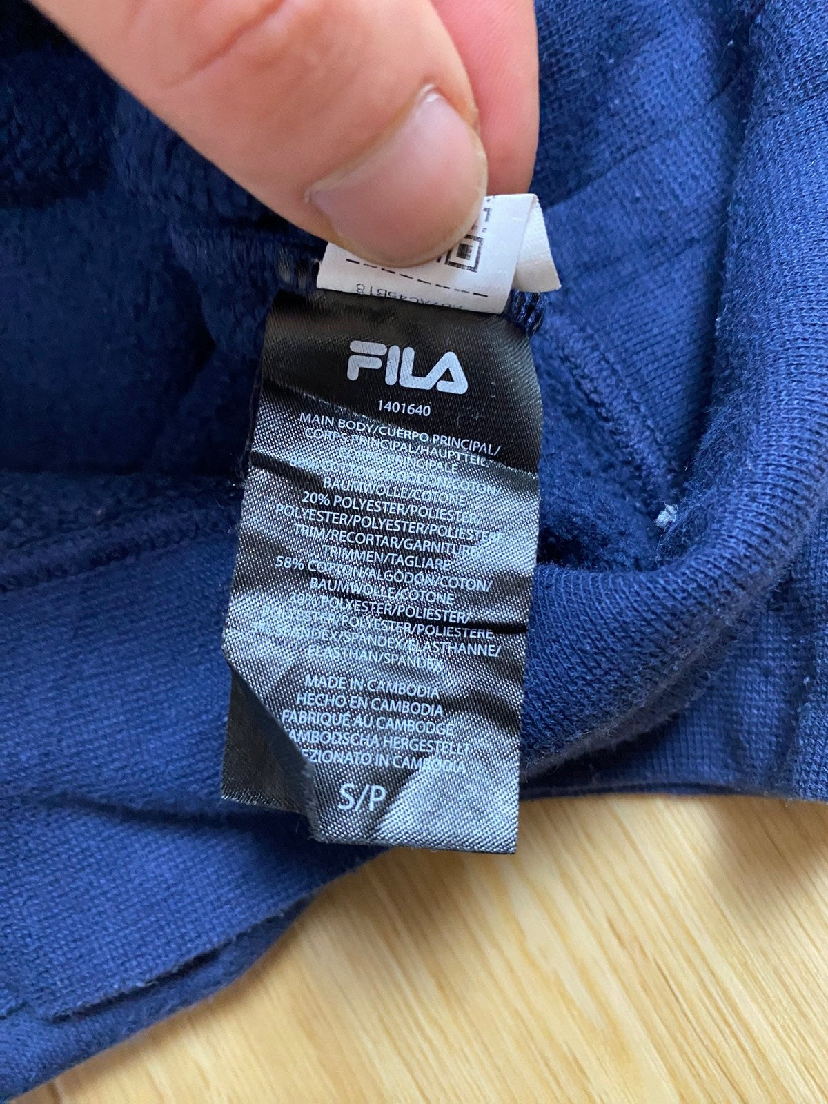 Vintage FILA Hoodie Dunkelblau S - Klassischer und Bequemer Hoodie Vintage Klamotten, Secondhand Klamotten, Retro Mode, Nachhaltige Mode, Einzigartige Stücke, Zeitlose Mode, Umweltfreundliche Kleidung, Stilvolle Secondhand Mode, Hochwertige Vintage Kleidung