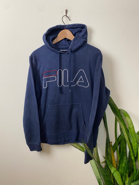 Vintage FILA Hoodie Dunkelblau S - Klassischer und Bequemer Hoodie Vintage Klamotten, Secondhand Klamotten, Retro Mode, Nachhaltige Mode, Einzigartige Stücke, Zeitlose Mode, Umweltfreundliche Kleidung, Stilvolle Secondhand Mode, Hochwertige Vintage Kleidung