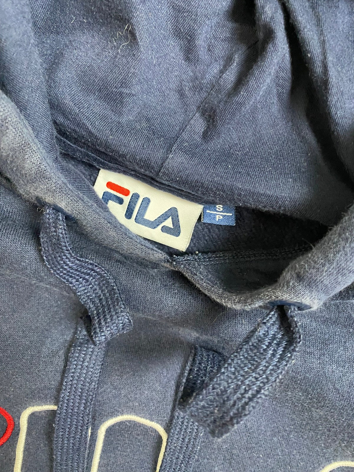 Vintage FILA Hoodie Dunkelblau S - Klassischer und Bequemer Hoodie Vintage Klamotten, Secondhand Klamotten, Retro Mode, Nachhaltige Mode, Einzigartige Stücke, Zeitlose Mode, Umweltfreundliche Kleidung, Stilvolle Secondhand Mode, Hochwertige Vintage Kleidung