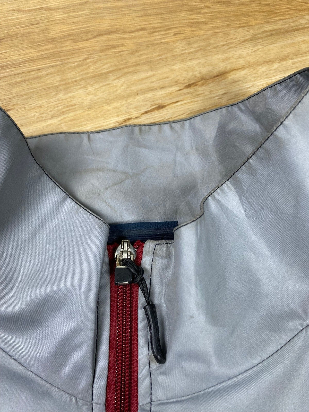Vintage FILA Leichte Jacke Schwarz/Grau XXL - Lockere Herren Jacke Vintage Klamotten, Secondhand Klamotten, Retro Mode, Nachhaltige Mode, Einzigartige Stücke, Zeitlose Mode, Umweltfreundliche Kleidung, Stilvolle Secondhand Mode, Hochwertige Vintage Kleidung