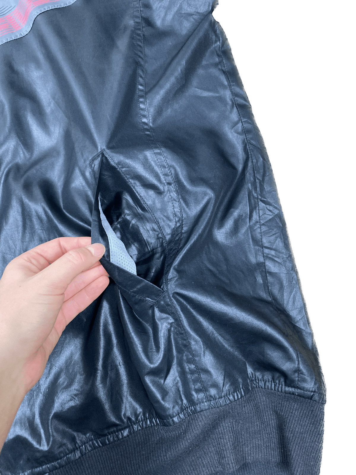 Vintage FILA Leichte Jacke Schwarz/Grau XXL - Lockere Herren Jacke Vintage Klamotten, Secondhand Klamotten, Retro Mode, Nachhaltige Mode, Einzigartige Stücke, Zeitlose Mode, Umweltfreundliche Kleidung, Stilvolle Secondhand Mode, Hochwertige Vintage Kleidung