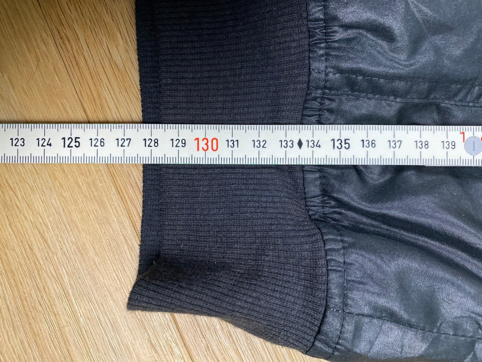 Vintage FILA Leichte Jacke Schwarz/Grau XXL - Lockere Herren Jacke Vintage Klamotten, Secondhand Klamotten, Retro Mode, Nachhaltige Mode, Einzigartige Stücke, Zeitlose Mode, Umweltfreundliche Kleidung, Stilvolle Secondhand Mode, Hochwertige Vintage Kleidung