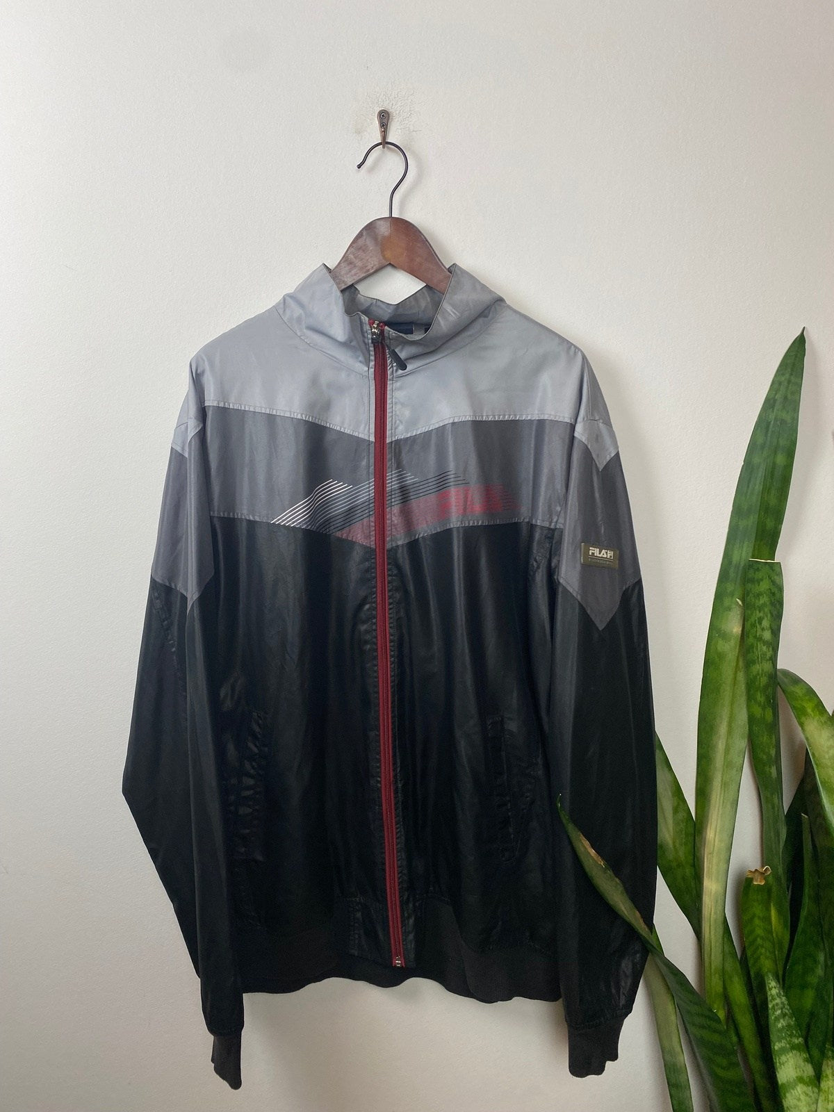 Vintage FILA Leichte Jacke Schwarz/Grau XXL - Lockere Herren Jacke Vintage Klamotten, Secondhand Klamotten, Retro Mode, Nachhaltige Mode, Einzigartige Stücke, Zeitlose Mode, Umweltfreundliche Kleidung, Stilvolle Secondhand Mode, Hochwertige Vintage Kleidung