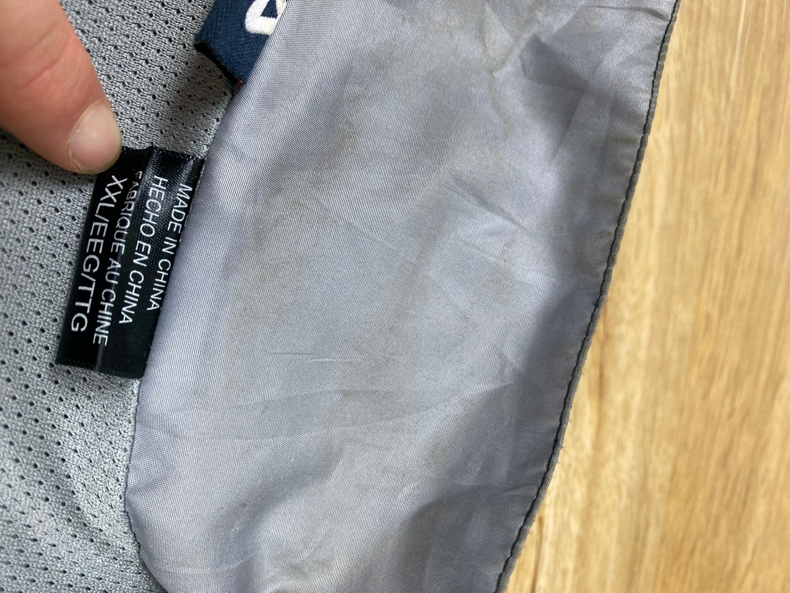 Vintage FILA Leichte Jacke Schwarz/Grau XXL - Lockere Herren Jacke Vintage Klamotten, Secondhand Klamotten, Retro Mode, Nachhaltige Mode, Einzigartige Stücke, Zeitlose Mode, Umweltfreundliche Kleidung, Stilvolle Secondhand Mode, Hochwertige Vintage Kleidung