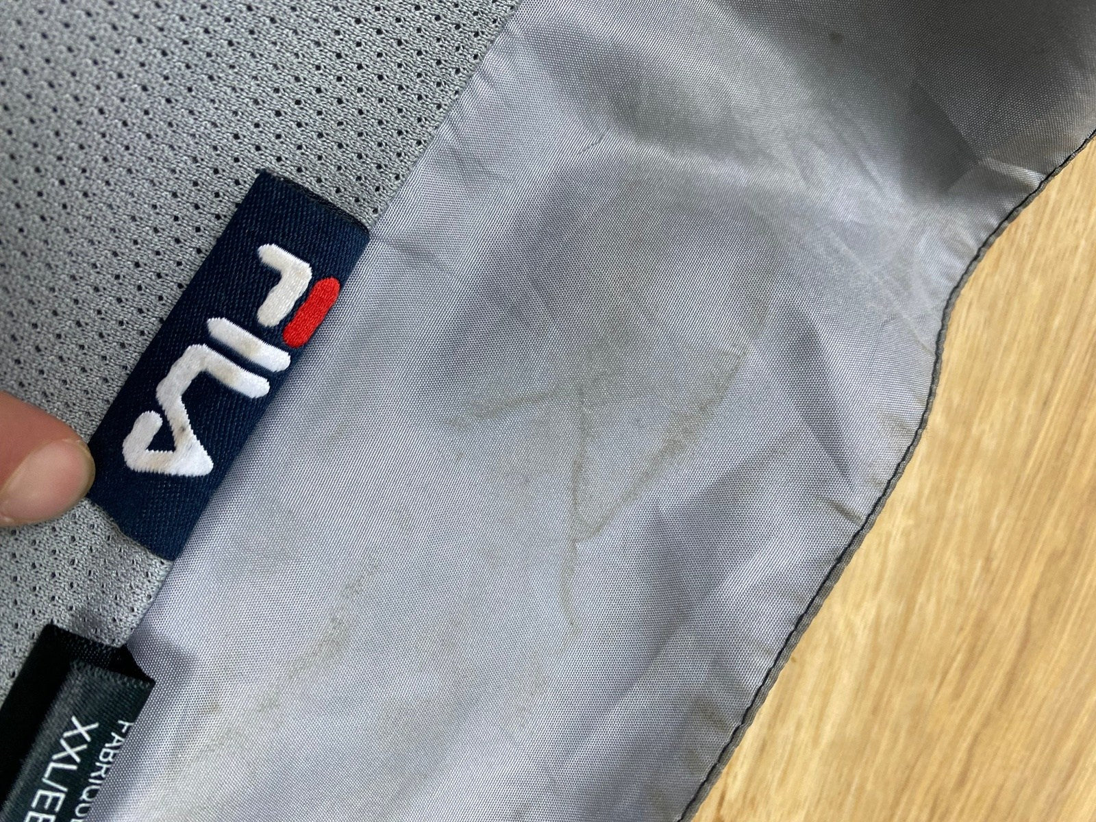 Vintage FILA Leichte Jacke Schwarz/Grau XXL - Lockere Herren Jacke Vintage Klamotten, Secondhand Klamotten, Retro Mode, Nachhaltige Mode, Einzigartige Stücke, Zeitlose Mode, Umweltfreundliche Kleidung, Stilvolle Secondhand Mode, Hochwertige Vintage Kleidung
