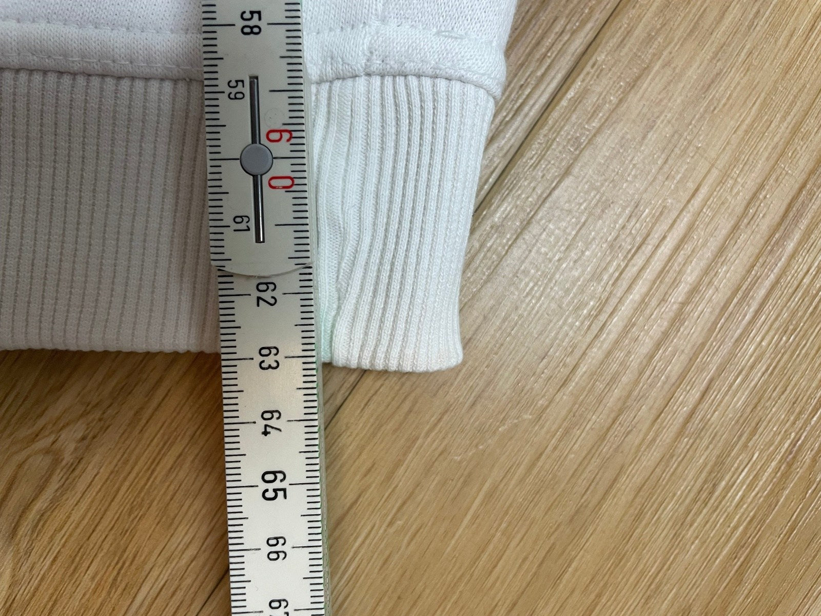 Vintage Fila Sweater Pullover Weiß M - Klassischer und Bequemer Pullover Vintage Klamotten, Secondhand Klamotten, Retro Mode, Nachhaltige Mode, Einzigartige Stücke, Zeitlose Mode, Umweltfreundliche Kleidung, Stilvolle Secondhand Mode, Hochwertige Vintage Kleidung