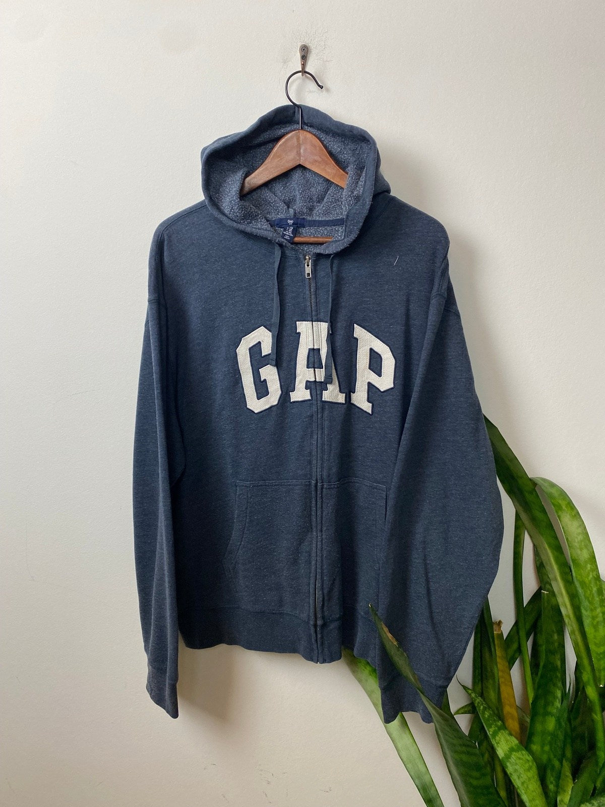 Vintage GAP Kapuzenjacke Dunkelgrau XXL - Lockerer und Gemütlicher Herren Hoodie Vintage Klamotten, Secondhand Klamotten, Retro Mode, Nachhaltige Mode, Einzigartige Stücke, Zeitlose Mode, Umweltfreundliche Kleidung, Stilvolle Secondhand Mode, Hochwertige Vintage Kleidung