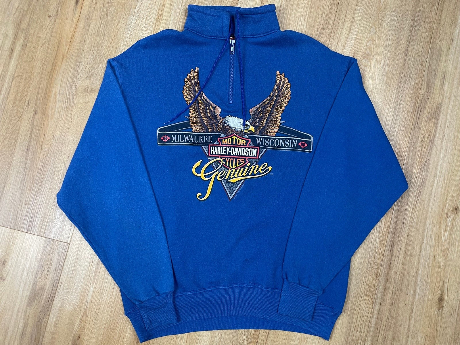 Vintage Harley Davidson Half-Zip Sweater Blau M - Cooler Harley Herren Pullover Vintage Klamotten, Secondhand Klamotten, Retro Mode, Nachhaltige Mode, Einzigartige Stücke, Zeitlose Mode, Umweltfreundliche Kleidung, Stilvolle Secondhand Mode, Hochwertige Vintage Kleidung