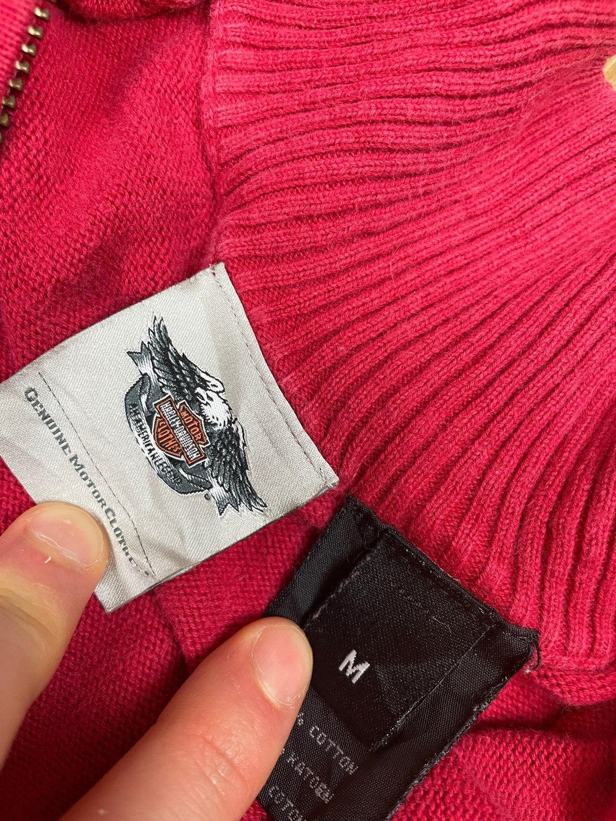 Vintage Harley Davidson Half-Zip Sweater Rot M - Stylischer und Bequemer Sweater Vintage Klamotten, Secondhand Klamotten, Retro Mode, Nachhaltige Mode, Einzigartige Stücke, Zeitlose Mode, Umweltfreundliche Kleidung, Stilvolle Secondhand Mode, Hochwertige Vintage Kleidung