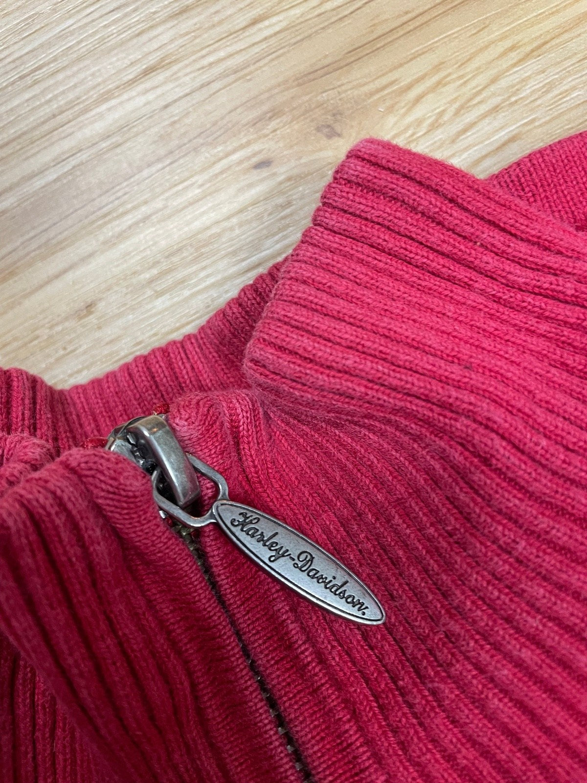 Vintage Harley Davidson Half-Zip Sweater Rot M - Stylischer und Bequemer Sweater Vintage Klamotten, Secondhand Klamotten, Retro Mode, Nachhaltige Mode, Einzigartige Stücke, Zeitlose Mode, Umweltfreundliche Kleidung, Stilvolle Secondhand Mode, Hochwertige Vintage Kleidung