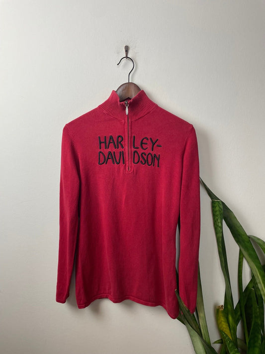 Vintage Harley Davidson Half-Zip Sweater Rot M - Stylischer und Bequemer Sweater Vintage Klamotten, Secondhand Klamotten, Retro Mode, Nachhaltige Mode, Einzigartige Stücke, Zeitlose Mode, Umweltfreundliche Kleidung, Stilvolle Secondhand Mode, Hochwertige Vintage Kleidung