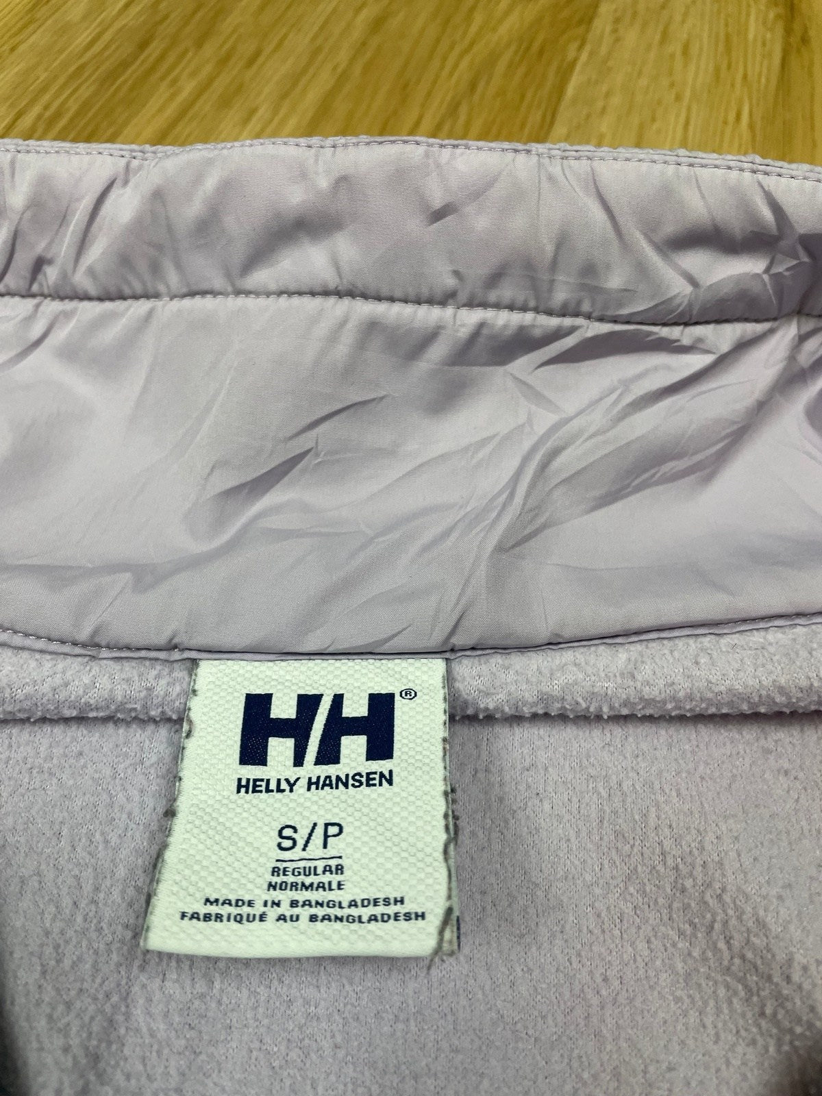 Vintage Helly Hansen Half-Zip Sweater Pullover Flieder/Weiß S - Stylischer und Bequemer Sweater Vintage Klamotten, Secondhand Klamotten, Retro Mode, Nachhaltige Mode, Einzigartige Stücke, Zeitlose Mode, Umweltfreundliche Kleidung, Stilvolle Secondhand Mode, Hochwertige Vintage Kleidung