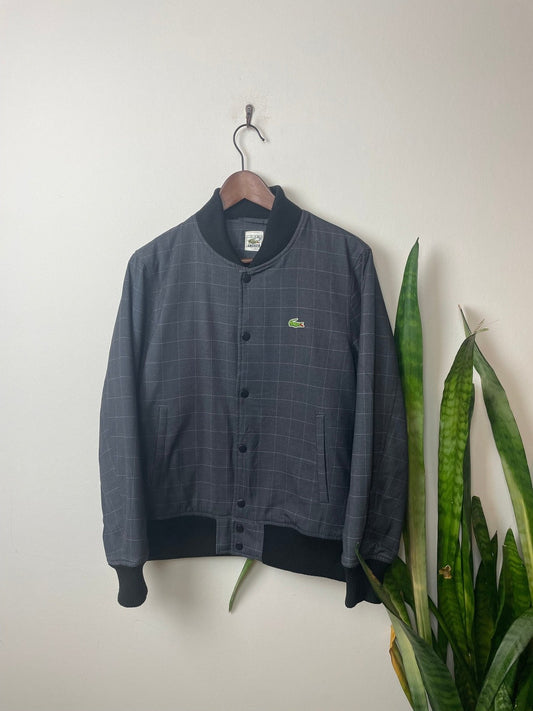Vintage Lacoste Bomberjacke Grau M - Karierte Leichte Herren Jacke Vintage Klamotten, Secondhand Klamotten, Retro Mode, Nachhaltige Mode, Einzigartige Stücke, Zeitlose Mode, Umweltfreundliche Kleidung, Stilvolle Secondhand Mode, Hochwertige Vintage Kleidung