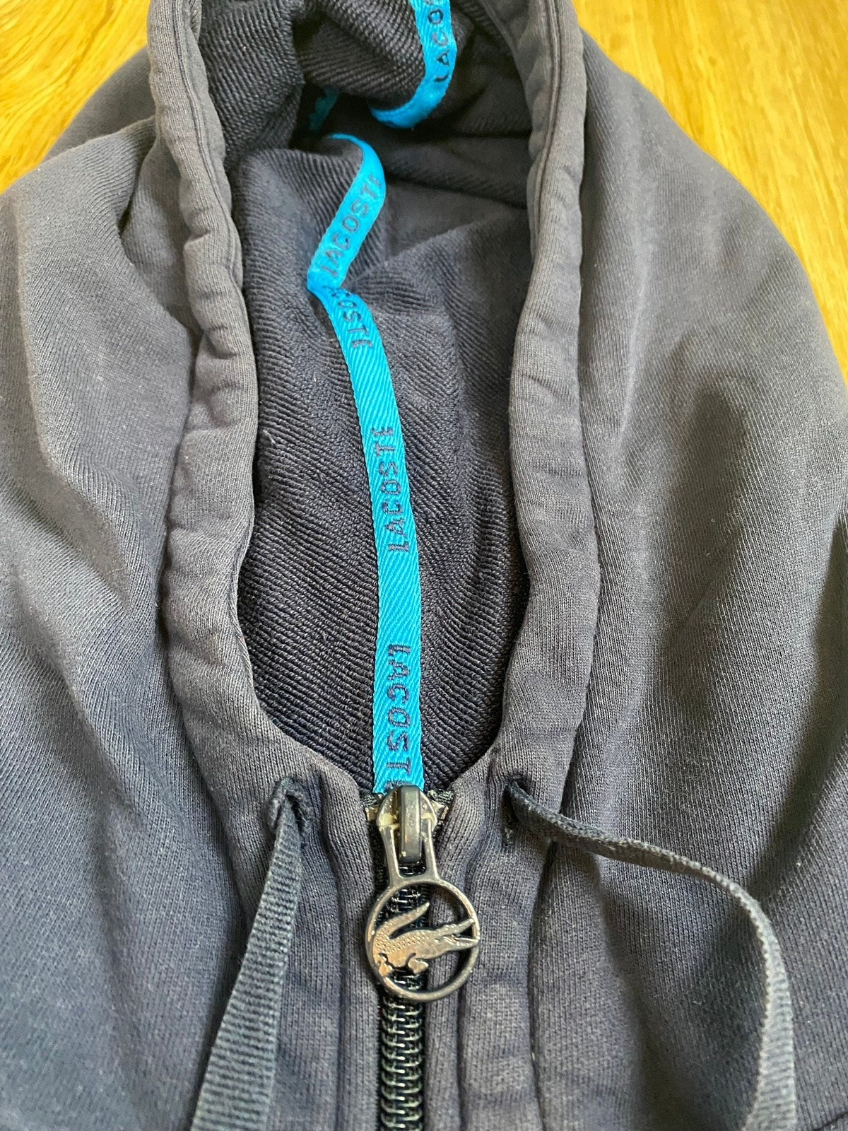 Vintage Lacoste Kapuzenjacke Dunkelblau M - Lockere Sportliche Herren Jacke Vintage Klamotten, Secondhand Klamotten, Retro Mode, Nachhaltige Mode, Einzigartige Stücke, Zeitlose Mode, Umweltfreundliche Kleidung, Stilvolle Secondhand Mode, Hochwertige Vintage Kleidung