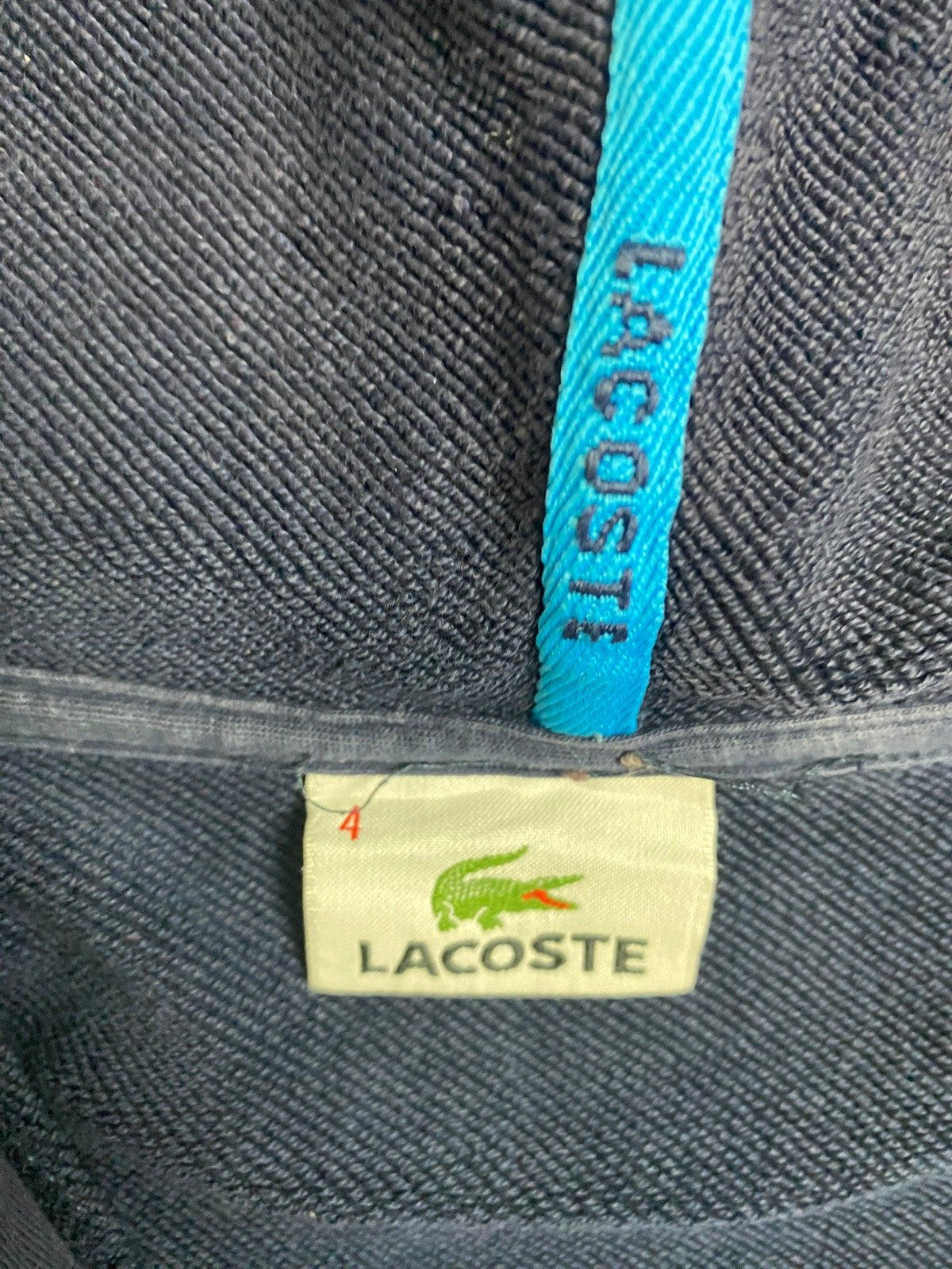 Vintage Lacoste Kapuzenjacke Dunkelblau M - Lockere Sportliche Herren Jacke Vintage Klamotten, Secondhand Klamotten, Retro Mode, Nachhaltige Mode, Einzigartige Stücke, Zeitlose Mode, Umweltfreundliche Kleidung, Stilvolle Secondhand Mode, Hochwertige Vintage Kleidung