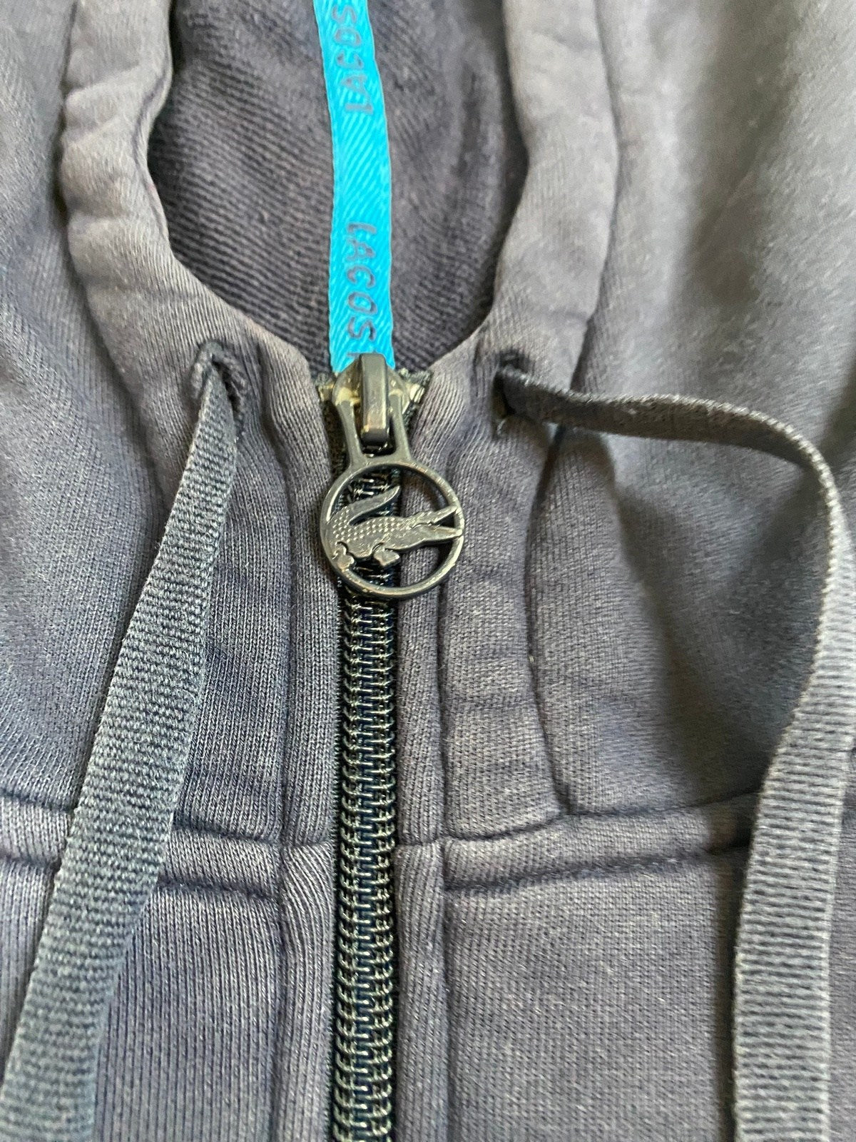 Vintage Lacoste Kapuzenjacke Dunkelblau M - Lockere Sportliche Herren Jacke Vintage Klamotten, Secondhand Klamotten, Retro Mode, Nachhaltige Mode, Einzigartige Stücke, Zeitlose Mode, Umweltfreundliche Kleidung, Stilvolle Secondhand Mode, Hochwertige Vintage Kleidung