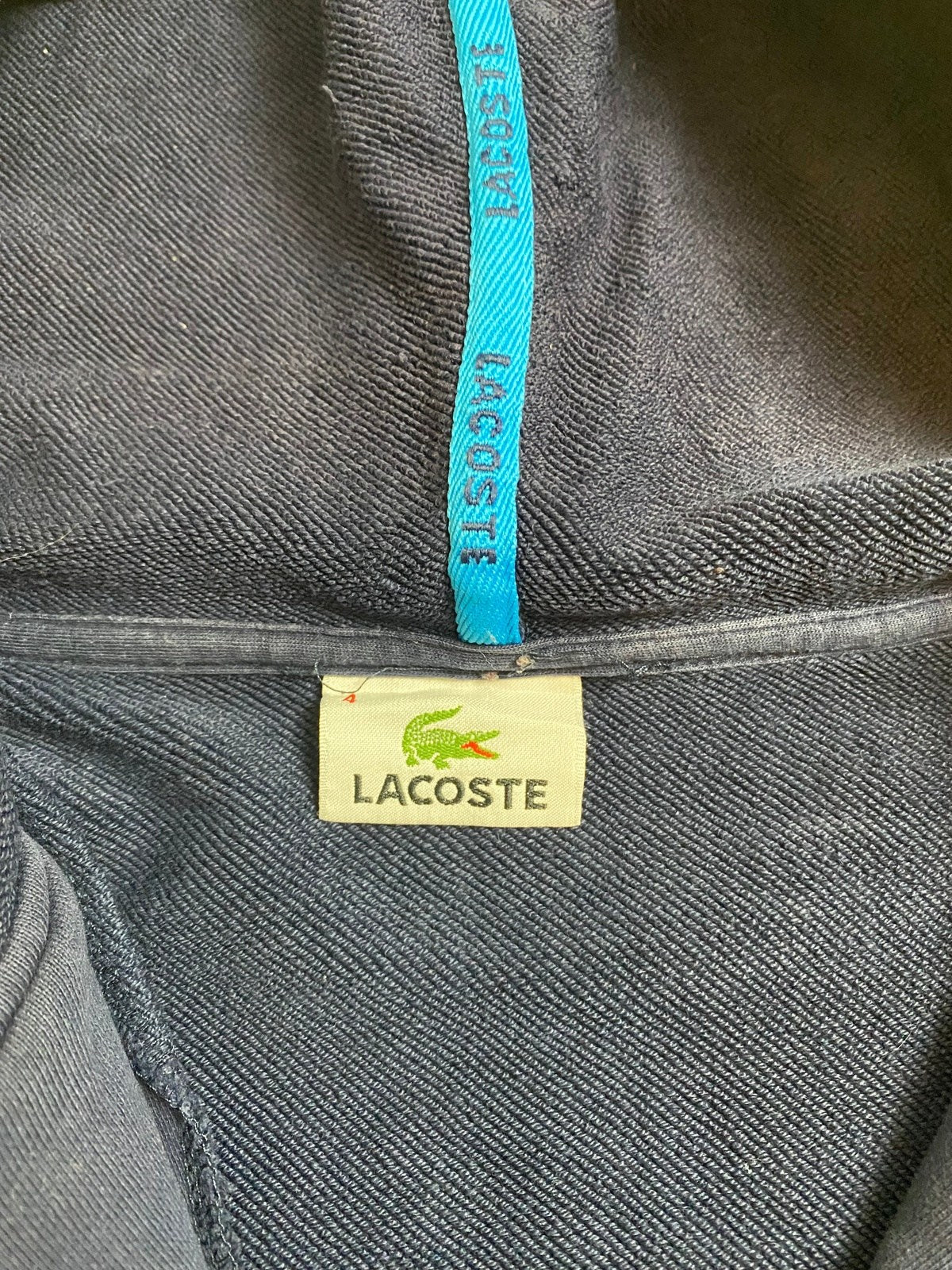 Vintage Lacoste Kapuzenjacke Dunkelblau M - Lockere Sportliche Herren Jacke Vintage Klamotten, Secondhand Klamotten, Retro Mode, Nachhaltige Mode, Einzigartige Stücke, Zeitlose Mode, Umweltfreundliche Kleidung, Stilvolle Secondhand Mode, Hochwertige Vintage Kleidung