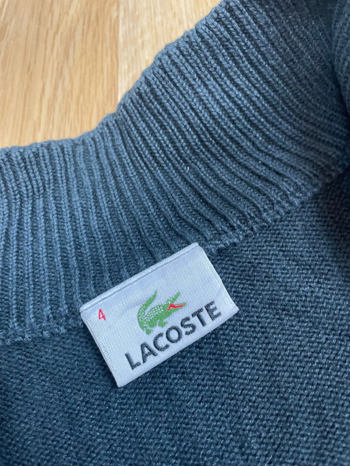 Vintage Lacoste Strickjacke Schwarz M - Schlichte Leichte Herren Jacke Vintage Klamotten, Secondhand Klamotten, Retro Mode, Nachhaltige Mode, Einzigartige Stücke, Zeitlose Mode, Umweltfreundliche Kleidung, Stilvolle Secondhand Mode, Hochwertige Vintage Kleidung
