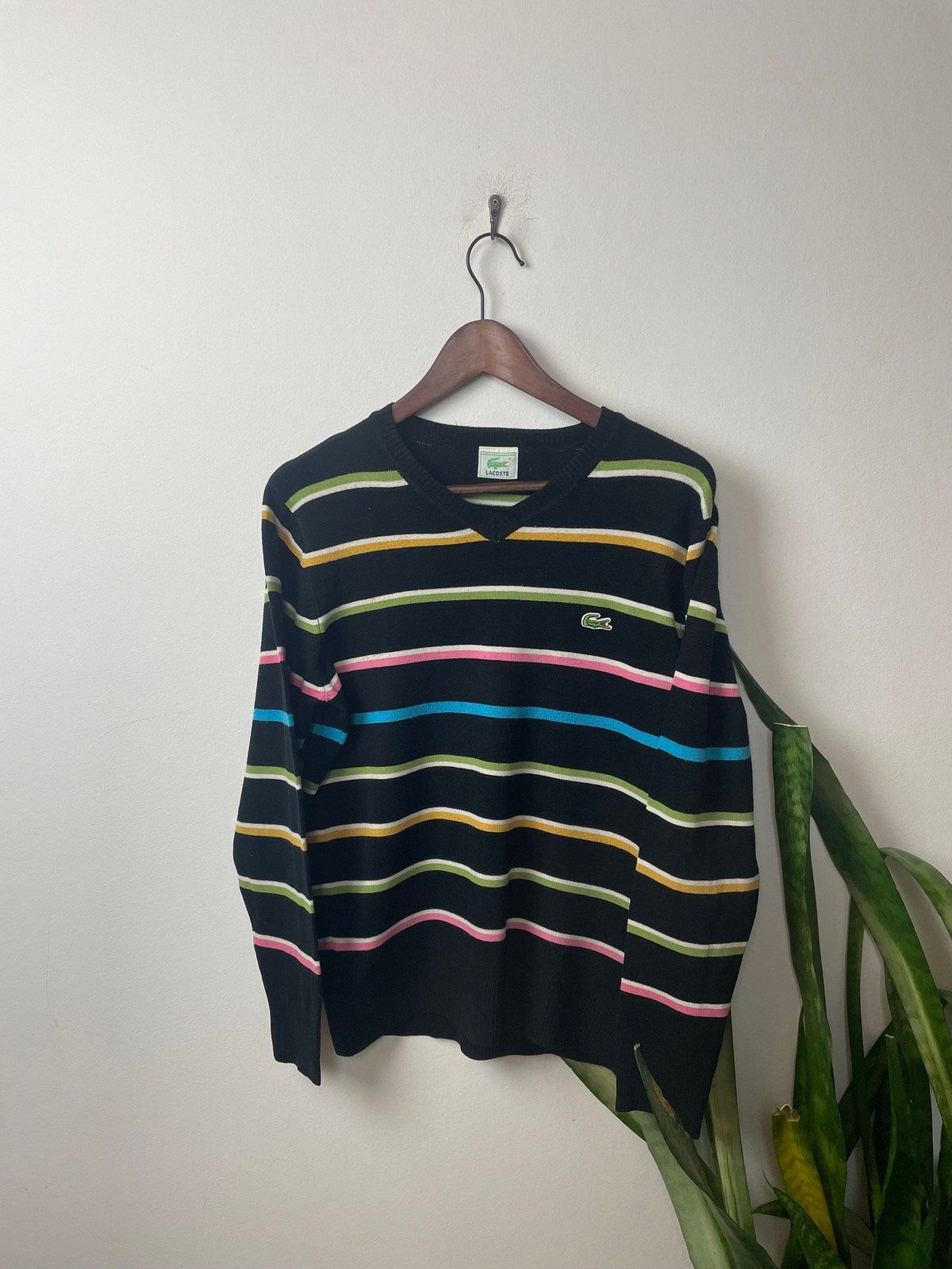 Vintage Lacoste Sweater Pullover Schwarz M - Klassischer und Bequemer Pullover Vintage Klamotten, Secondhand Klamotten, Retro Mode, Nachhaltige Mode, Einzigartige Stücke, Zeitlose Mode, Umweltfreundliche Kleidung, Stilvolle Secondhand Mode, Hochwertige Vintage Kleidung