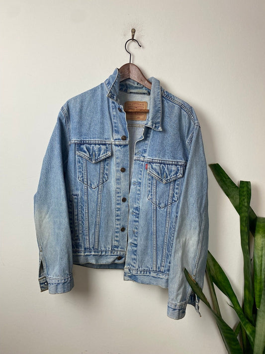 Vintage Levi‘s Jeansjacke Hellblau Verwaschen M - Basic Coole Herren Jacke Vintage Klamotten, Secondhand Klamotten, Retro Mode, Nachhaltige Mode, Einzigartige Stücke, Zeitlose Mode, Umweltfreundliche Kleidung, Stilvolle Secondhand Mode, Hochwertige Vintage Kleidung