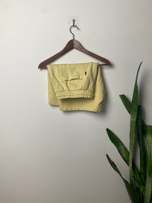 Vintage Levi's Shorts Gelb L - Stylische und Bequeme Shorts Vintage Klamotten, Secondhand Klamotten, Retro Mode, Nachhaltige Mode, Einzigartige Stücke, Zeitlose Mode, Umweltfreundliche Kleidung, Stilvolle Secondhand Mode, Hochwertige Vintage Kleidung