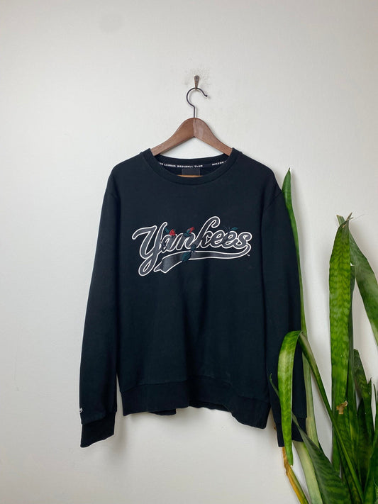 Vintage MLB Yankees Sweater Schwarz M - Robuster Sweater Vintage Klamotten, Secondhand Klamotten, Retro Mode, Nachhaltige Mode, Einzigartige Stücke, Zeitlose Mode, Umweltfreundliche Kleidung, Stilvolle Secondhand Mode, Hochwertige Vintage Kleidung