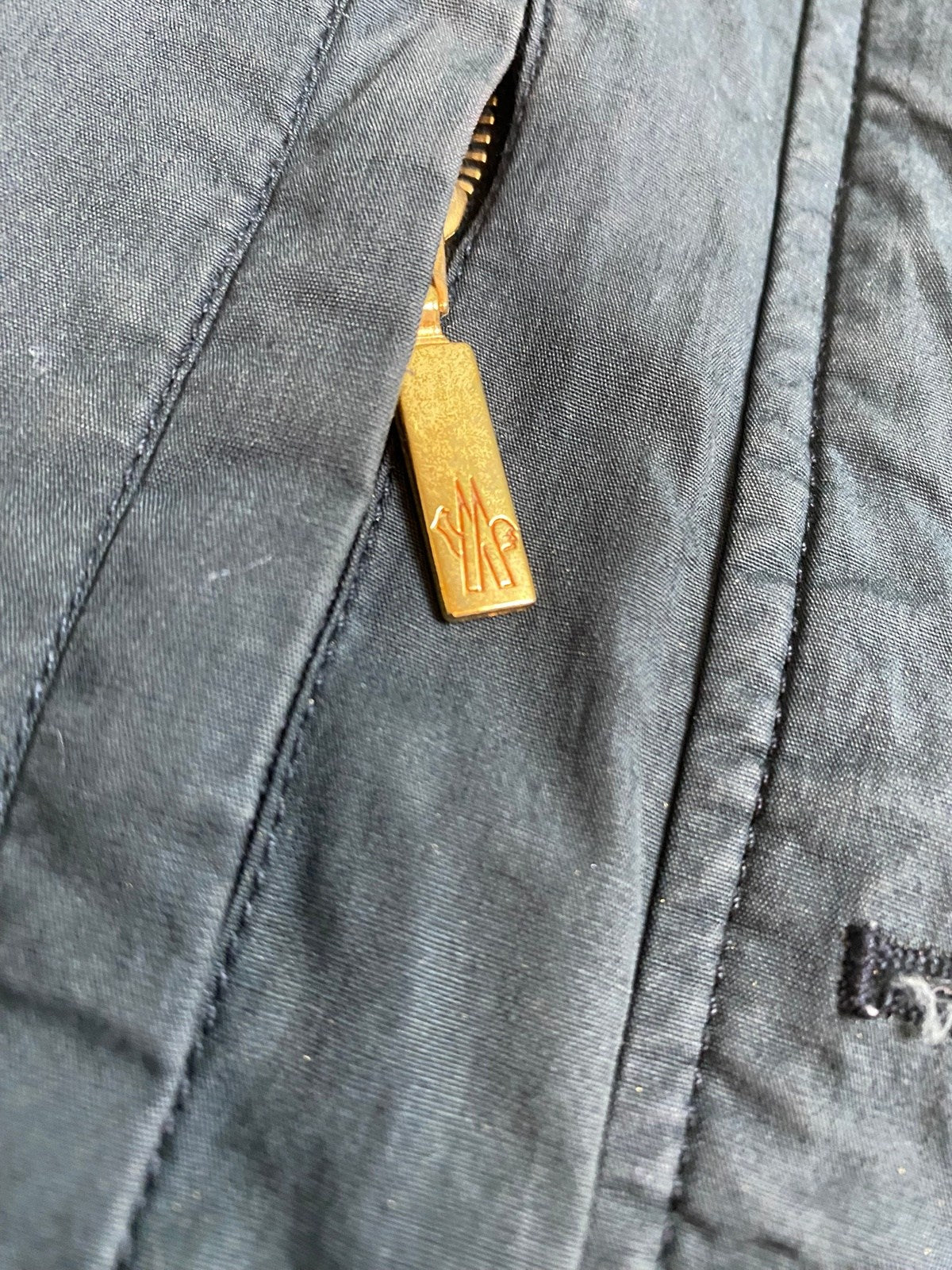 Vintage Moncler Dünne Sommerliche Jacke Schwarz S - Leichte Schlichte Damen Jacke Vintage Klamotten, Secondhand Klamotten, Retro Mode, Nachhaltige Mode, Einzigartige Stücke, Zeitlose Mode, Umweltfreundliche Kleidung, Stilvolle Secondhand Mode, Hochwertige Vintage Kleidung