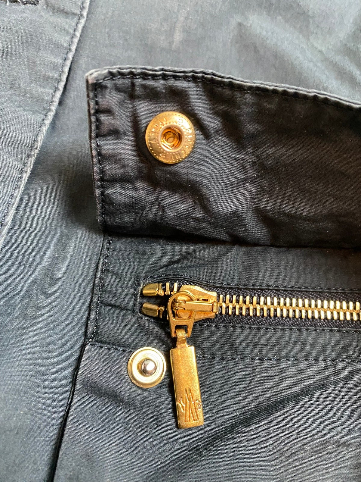 Vintage Moncler Dünne Sommerliche Jacke Schwarz S - Leichte Schlichte Damen Jacke Vintage Klamotten, Secondhand Klamotten, Retro Mode, Nachhaltige Mode, Einzigartige Stücke, Zeitlose Mode, Umweltfreundliche Kleidung, Stilvolle Secondhand Mode, Hochwertige Vintage Kleidung