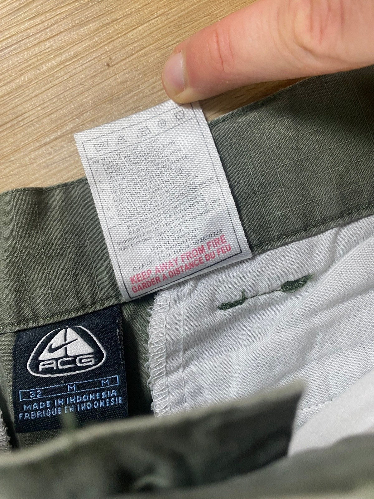 Vintage Nike ACG Cargo Shorts Khaki M - Kurze Sommerliche Hose für Damen Vintage Klamotten, Secondhand Klamotten, Retro Mode, Nachhaltige Mode, Einzigartige Stücke, Zeitlose Mode, Umweltfreundliche Kleidung, Stilvolle Secondhand Mode, Hochwertige Vintage Kleidung