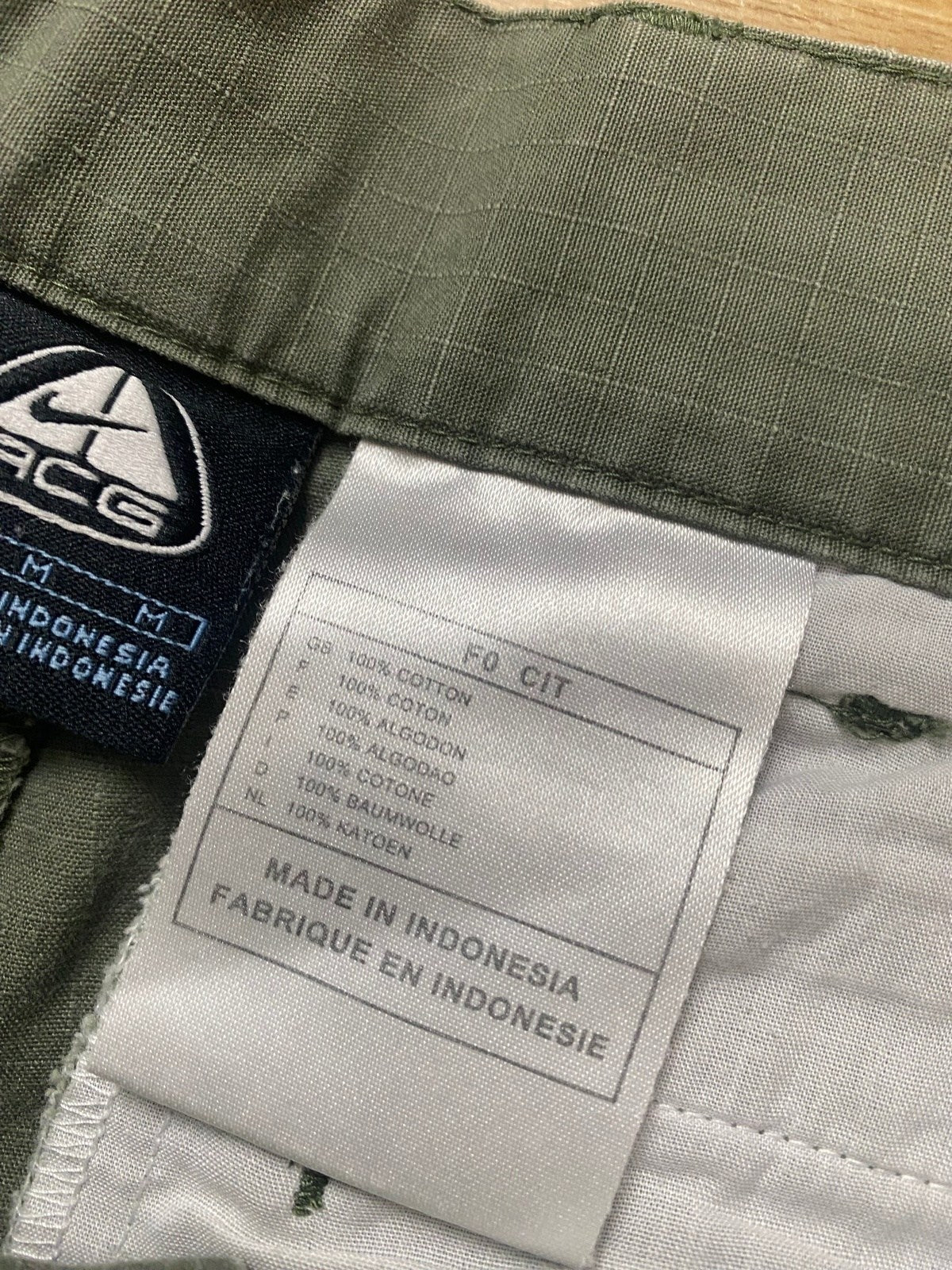 Vintage Nike ACG Cargo Shorts Khaki M - Kurze Sommerliche Hose für Damen Vintage Klamotten, Secondhand Klamotten, Retro Mode, Nachhaltige Mode, Einzigartige Stücke, Zeitlose Mode, Umweltfreundliche Kleidung, Stilvolle Secondhand Mode, Hochwertige Vintage Kleidung