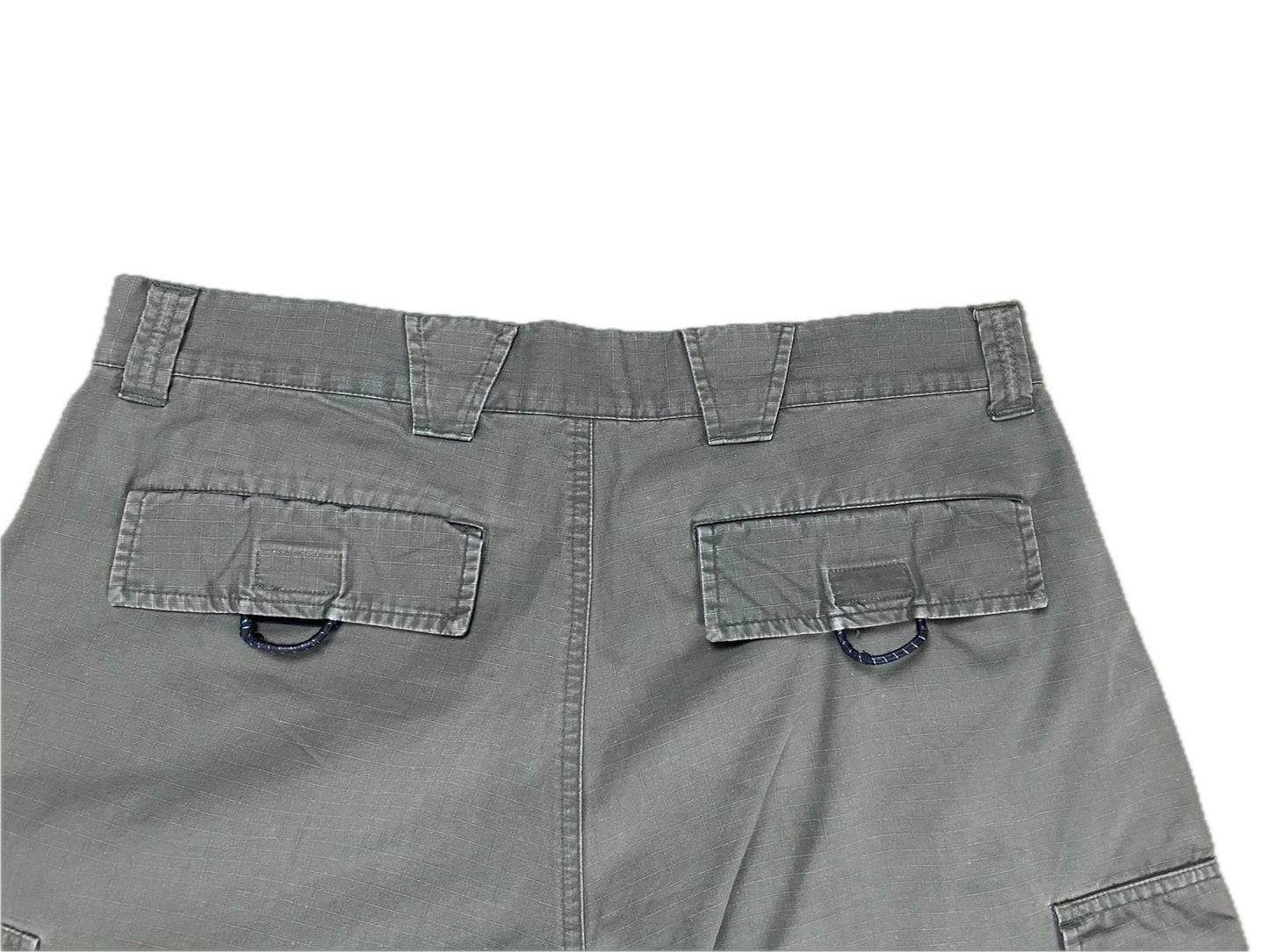 Vintage Nike ACG Cargo Shorts Khaki M - Kurze Sommerliche Hose für Damen Vintage Klamotten, Secondhand Klamotten, Retro Mode, Nachhaltige Mode, Einzigartige Stücke, Zeitlose Mode, Umweltfreundliche Kleidung, Stilvolle Secondhand Mode, Hochwertige Vintage Kleidung