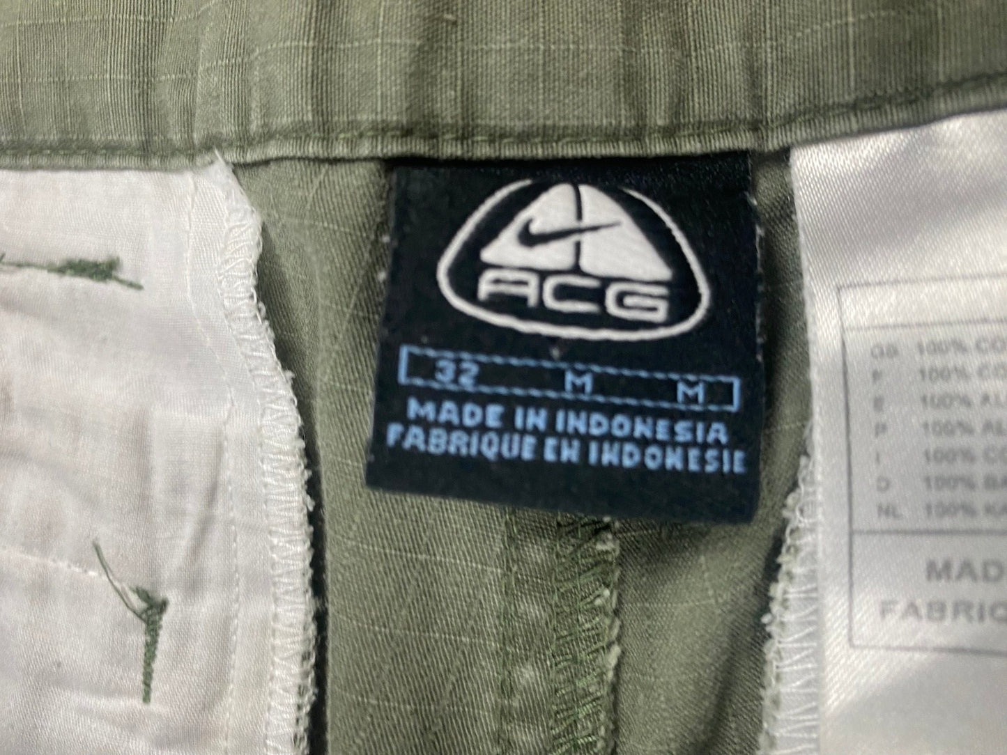 Vintage Nike ACG Cargo Shorts Khaki M - Kurze Sommerliche Hose für Damen Vintage Klamotten, Secondhand Klamotten, Retro Mode, Nachhaltige Mode, Einzigartige Stücke, Zeitlose Mode, Umweltfreundliche Kleidung, Stilvolle Secondhand Mode, Hochwertige Vintage Kleidung
