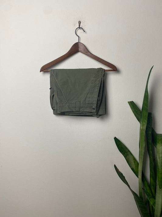 Vintage Nike ACG Cargo Shorts Khaki M - Kurze Sommerliche Hose für Damen Vintage Klamotten, Secondhand Klamotten, Retro Mode, Nachhaltige Mode, Einzigartige Stücke, Zeitlose Mode, Umweltfreundliche Kleidung, Stilvolle Secondhand Mode, Hochwertige Vintage Kleidung