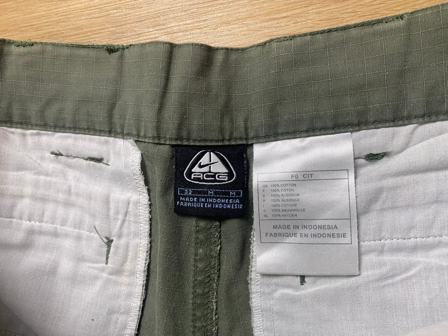 Vintage Nike ACG Cargo Shorts Khaki M - Kurze Sommerliche Hose für Damen Vintage Klamotten, Secondhand Klamotten, Retro Mode, Nachhaltige Mode, Einzigartige Stücke, Zeitlose Mode, Umweltfreundliche Kleidung, Stilvolle Secondhand Mode, Hochwertige Vintage Kleidung