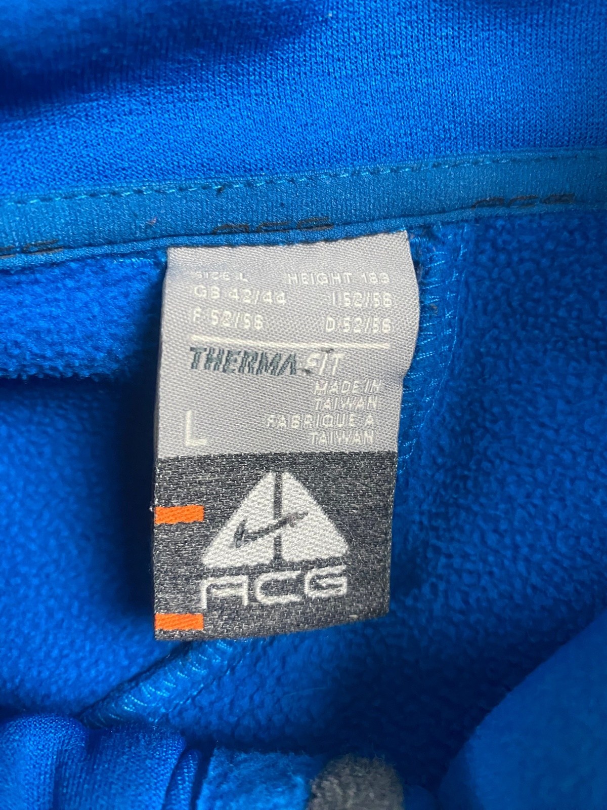 Vintage Nike ACG Jacke Therma-Fit Blau L - Funktionale und Bequeme Jacke Vintage Klamotten, Secondhand Klamotten, Retro Mode, Nachhaltige Mode, Einzigartige Stücke, Zeitlose Mode, Umweltfreundliche Kleidung, Stilvolle Secondhand Mode, Hochwertige Vintage Kleidung