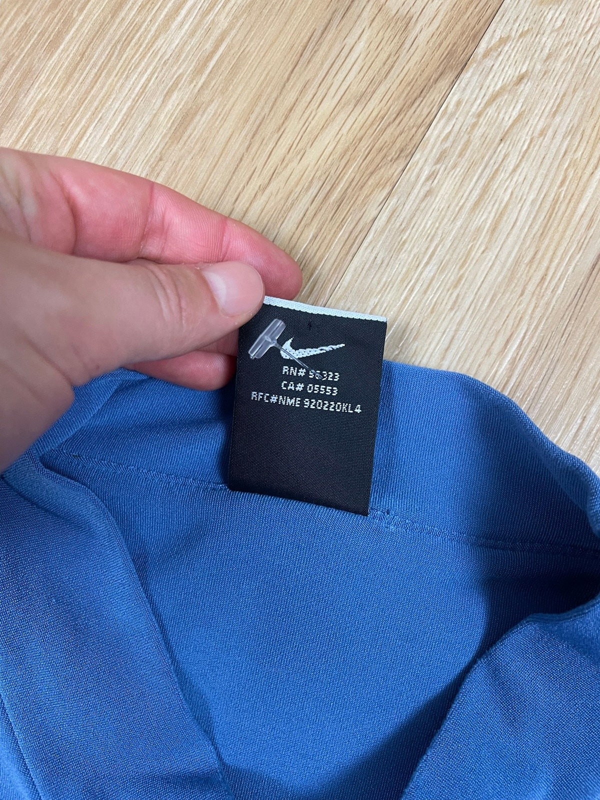 Vintage Nike Fit Dry T-Shirt Blau L - Funktionales und Bequemes T-Shirt Vintage Klamotten, Secondhand Klamotten, Retro Mode, Nachhaltige Mode, Einzigartige Stücke, Zeitlose Mode, Umweltfreundliche Kleidung, Stilvolle Secondhand Mode, Hochwertige Vintage Kleidung