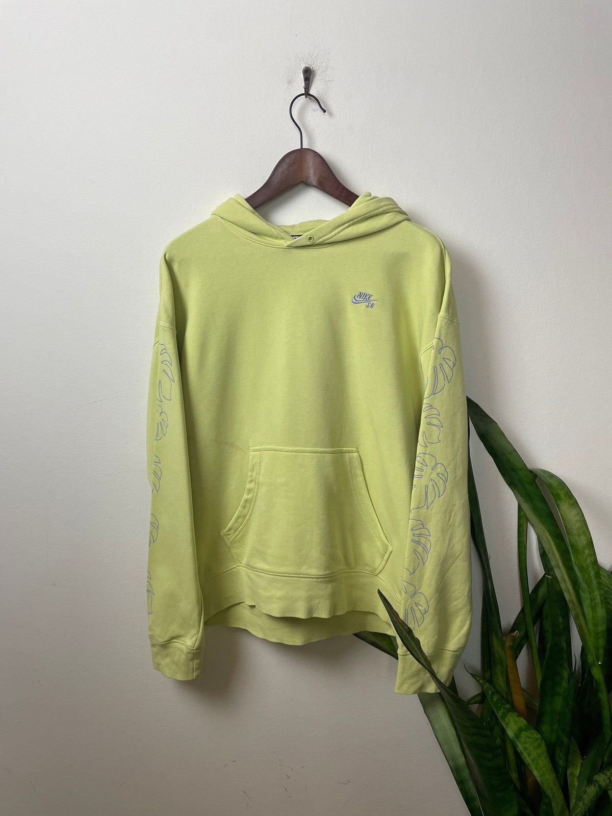 Vintage Nike Hoodie Gelb L - Stylischer und Bequemer Hoodie Vintage Klamotten, Secondhand Klamotten, Retro Mode, Nachhaltige Mode, Einzigartige Stücke, Zeitlose Mode, Umweltfreundliche Kleidung, Stilvolle Secondhand Mode, Hochwertige Vintage Kleidung