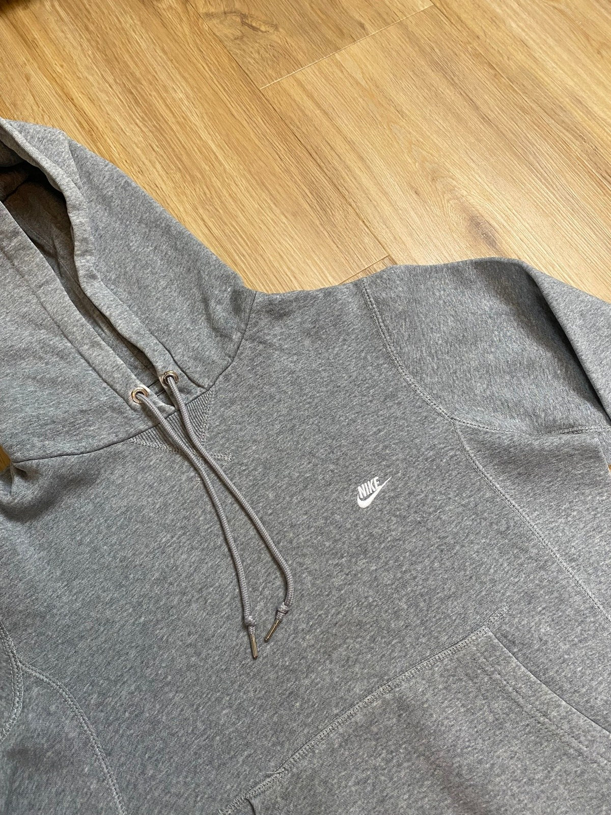 Vintage Nike Hoodie Grau S - Stylischer und Bequemer Hoodie Vintage Klamotten, Secondhand Klamotten, Retro Mode, Nachhaltige Mode, Einzigartige Stücke, Zeitlose Mode, Umweltfreundliche Kleidung, Stilvolle Secondhand Mode, Hochwertige Vintage Kleidung