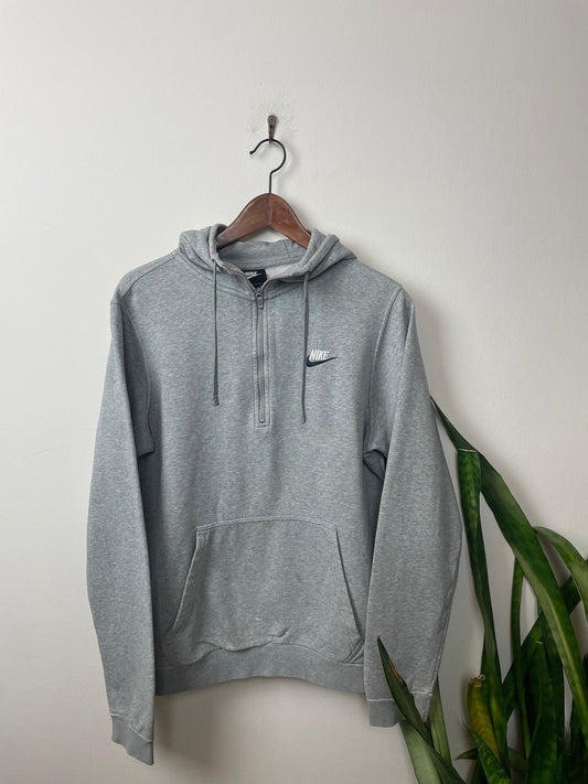 Vintage Nike Hoodie mit Half-Zip Grau S - Schlichter Sportlicher Herren Pullover Vintage Klamotten, Secondhand Klamotten, Retro Mode, Nachhaltige Mode, Einzigartige Stücke, Zeitlose Mode, Umweltfreundliche Kleidung, Stilvolle Secondhand Mode, Hochwertige Vintage Kleidung