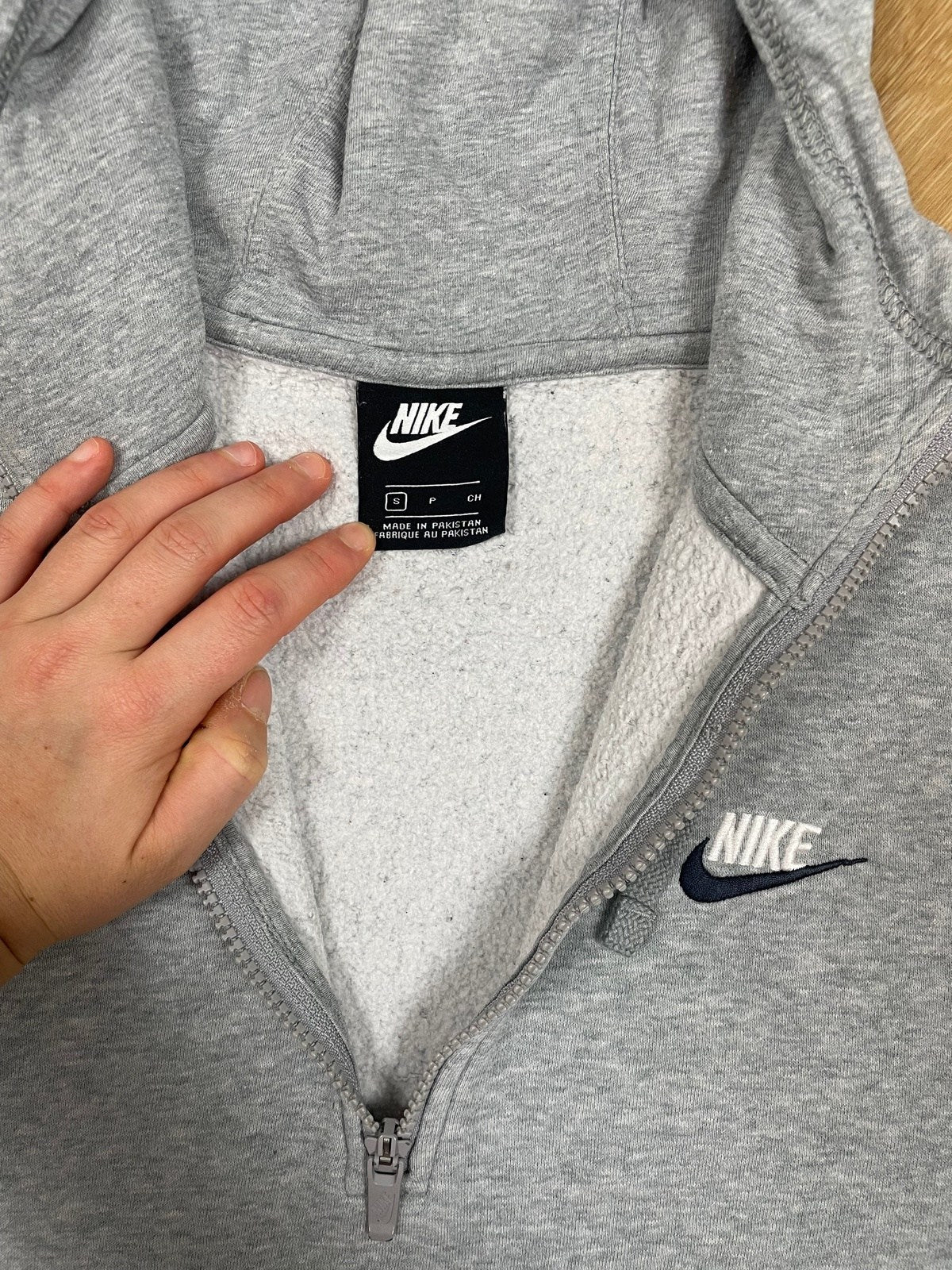 Vintage Nike Hoodie mit Half-Zip Grau S - Schlichter Sportlicher Herren Pullover Vintage Klamotten, Secondhand Klamotten, Retro Mode, Nachhaltige Mode, Einzigartige Stücke, Zeitlose Mode, Umweltfreundliche Kleidung, Stilvolle Secondhand Mode, Hochwertige Vintage Kleidung