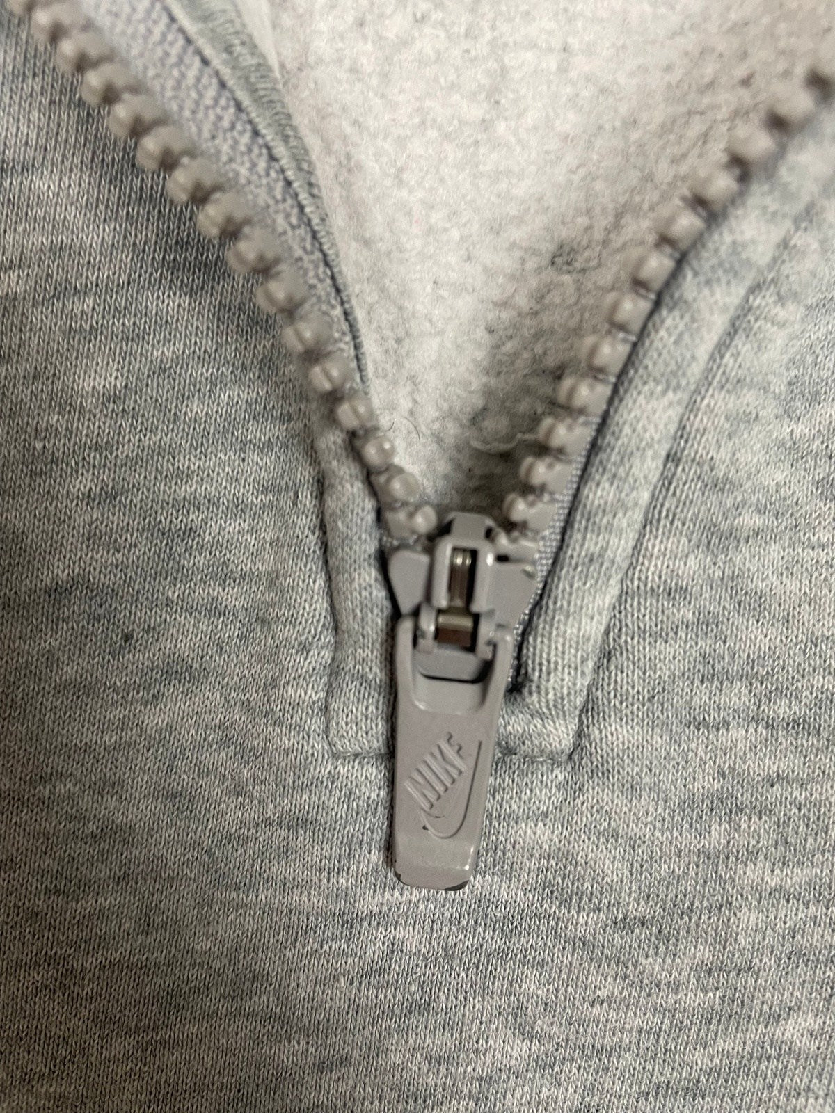 Vintage Nike Hoodie mit Half-Zip Grau S - Schlichter Sportlicher Herren Pullover Vintage Klamotten, Secondhand Klamotten, Retro Mode, Nachhaltige Mode, Einzigartige Stücke, Zeitlose Mode, Umweltfreundliche Kleidung, Stilvolle Secondhand Mode, Hochwertige Vintage Kleidung