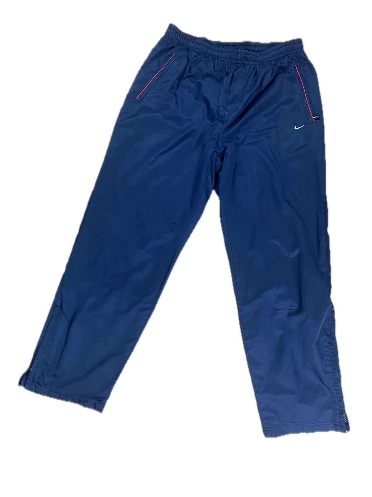 Vintage Nike Jogginghose Dunkelblau L - Bequeme und Funktionale Jogginghose Vintage Klamotten, Secondhand Klamotten, Retro Mode, Nachhaltige Mode, Einzigartige Stücke, Zeitlose Mode, Umweltfreundliche Kleidung, Stilvolle Secondhand Mode, Hochwertige Vintage Kleidung