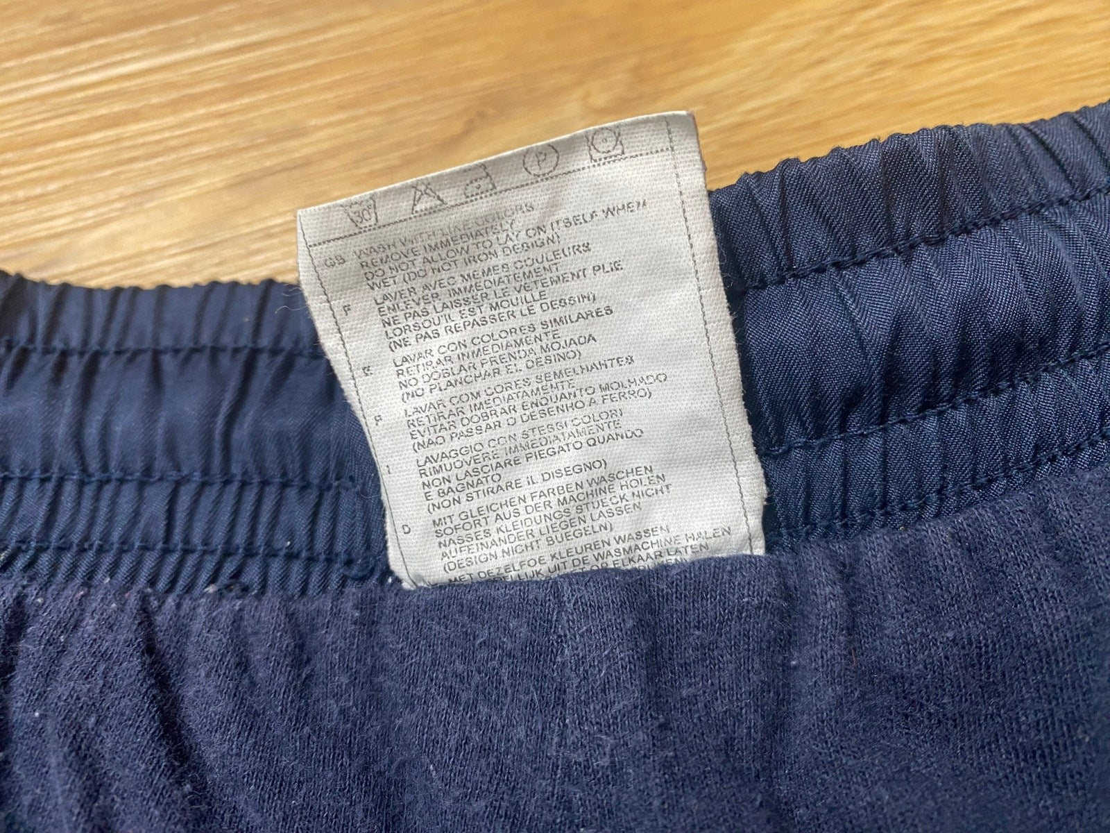 Vintage Nike Jogginghose Dunkelblau L - Bequeme und Funktionale Jogginghose Vintage Klamotten, Secondhand Klamotten, Retro Mode, Nachhaltige Mode, Einzigartige Stücke, Zeitlose Mode, Umweltfreundliche Kleidung, Stilvolle Secondhand Mode, Hochwertige Vintage Kleidung